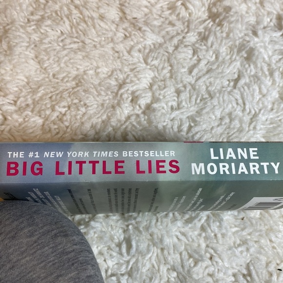 BIG LITTLE LIES by LIANE MORIARTY New York Times Best Seller - Picture 2 of 3